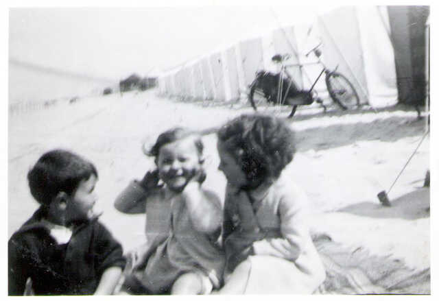 Kinderen Belinfante met buurmeisje. Links Ralph, geheel rechts Ariane.