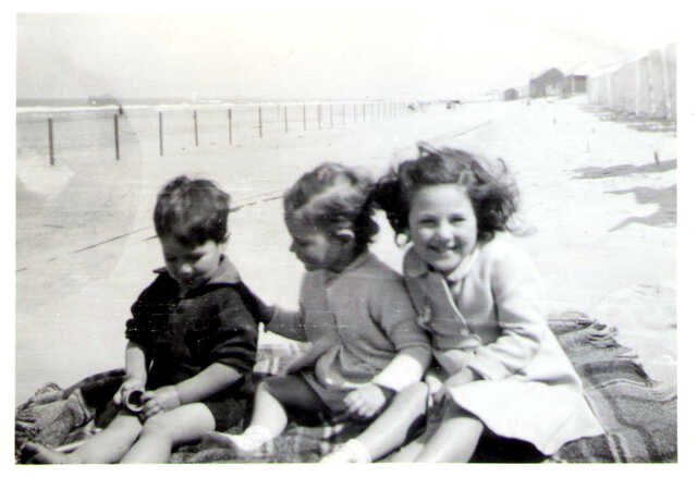 Kinderen Belinfante met buurmeisje. Links Ralph, geheel rechts Ariane.