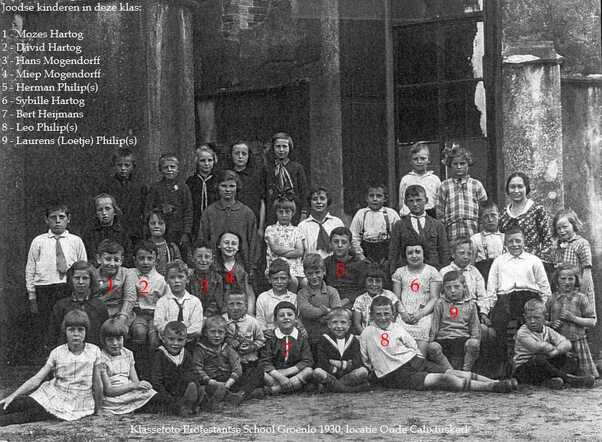 Groenlo. Klassenfoto Protestantse school 1930 met de namen van Joodse kinderen