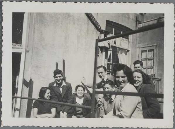 Klassenfoto van de Middelbare Joodse Kunstnijverheidsschool 'W.A. van Leer', 1942