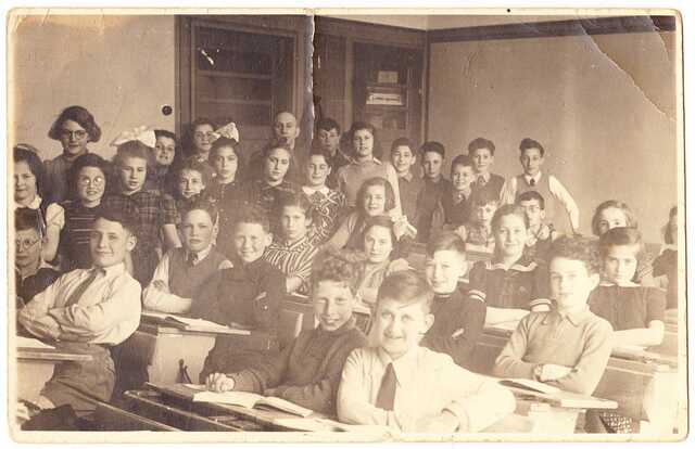 Klassenfoto van de Joodse school (voormalige Vondelschool), Jekerstraat, Amsterdam, schooljaar 1941-1942