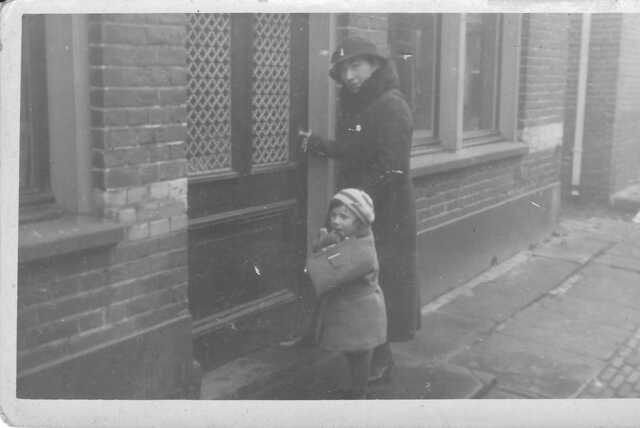 Magdalena Johanna [Hannie] van Klaveren with her mother Rosa van Klaveren-Weber