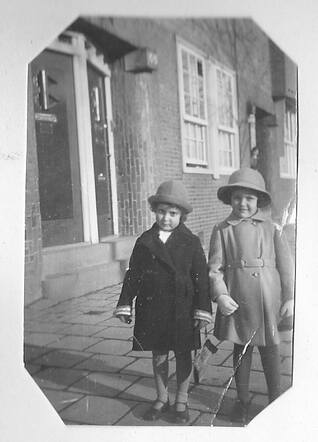 Judith Gretha (Juti) Konijn (left), with her second cousin Hetty d’Ancona, the donor of the photo.