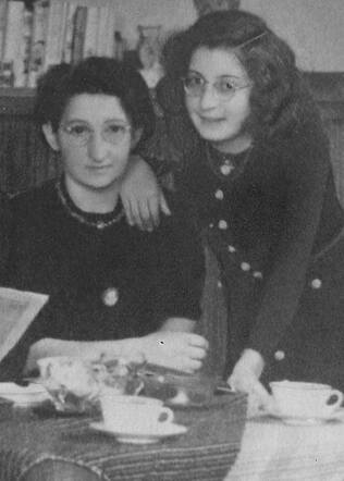 Judith Gretha (Juti) Konijn with her mother Clara Konijn-Vieijra.