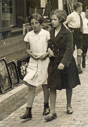 Aleida Bardina (Liddy) Krammer (right)