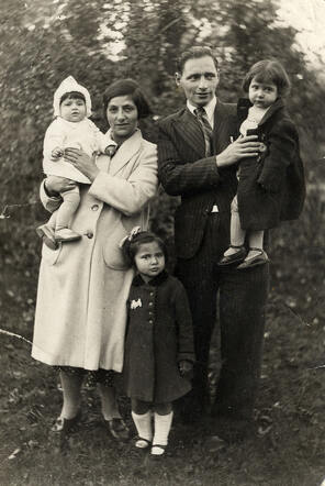 Fietje (left) Lea (middle) en Mietje (right) with their parents  Hartog and Alida Lakmaker-Stempel