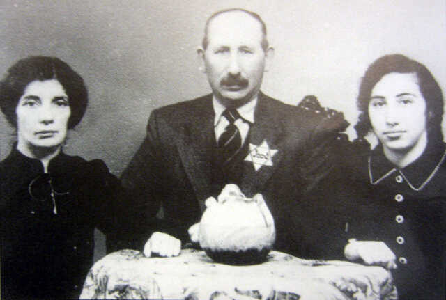 Hanna de Lange with her parents Aron and Eva de Lange-Cohen