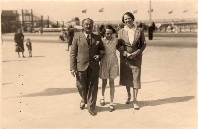 Laura Wachtel with her parents