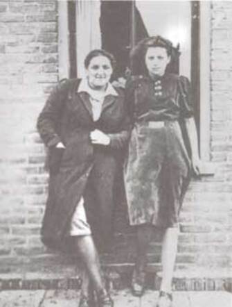 Lea Kropveld (links) met een vriendin, begin jaren '40
