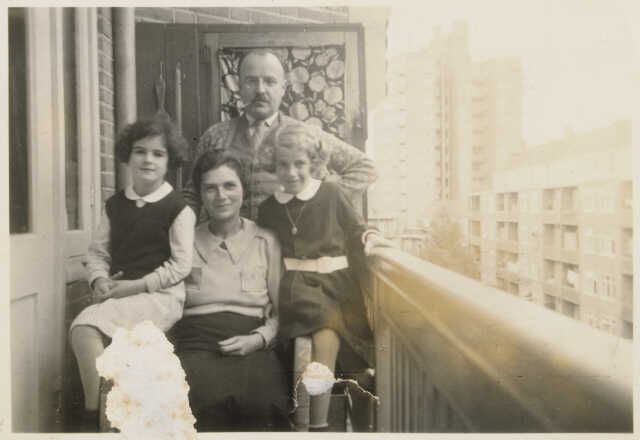 Het gezin Ledermann op hun balkon, Amsterdam 1936
