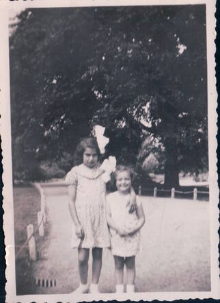 Elsabeth (Betty) de Leef; unknown if she is the girl on the right or left