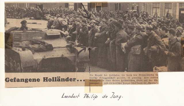 Gevangen genomen hollandse soldaten wachtend op transport......