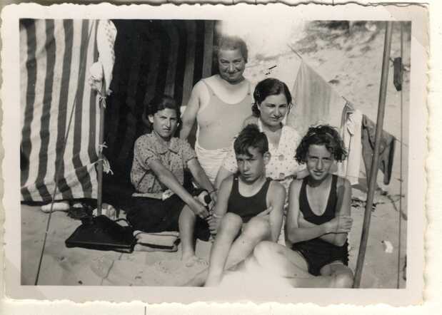 Raphel (Felix) van Leer with his mother Betsie Beilina Branca van Leert-Hart (in bathing suit), his cousins and their nanny.