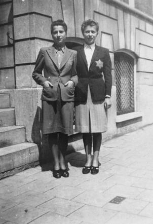 Rachel Suzanne Helena (Shelly) de Leeuw met haar zus Henriette Albina Emile (Jetty) de Leeuw, 1942