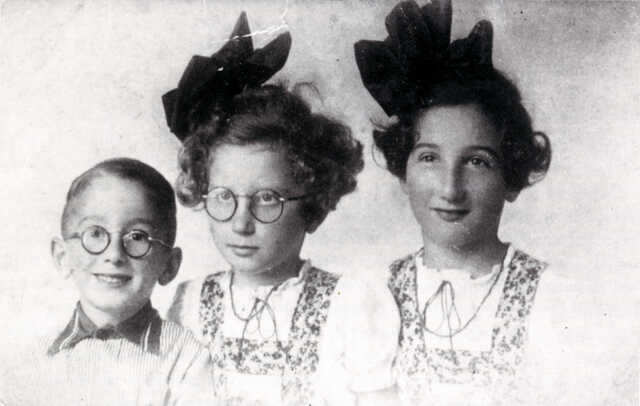 From left to right:  Liepman, Mathilde and Sientje Leman