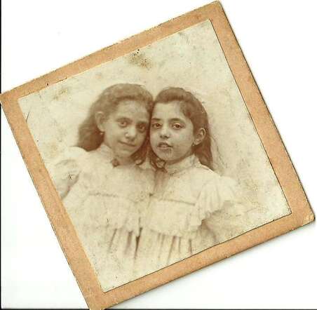 Links: Lena Citroen (1892-1943) en rechts: Lena Citroen (1890-1932)