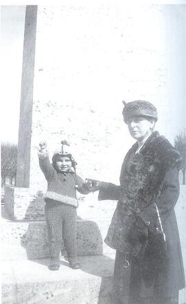 Leontine Marburger-Ullmann met haar kleindochter in Zwitserland