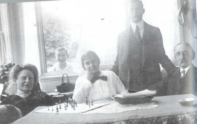 Leontine Marburger-Ullmann met haar man en kinderen