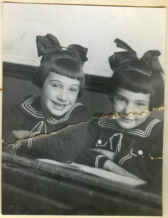 Alida (Lidy) en Mary Leuiken op een schoolfoto uit 1941