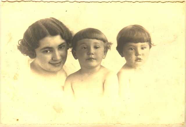 Alida (Lidy) en Mary Leuiken met hun moeder Schoontje (Tonnie) Leuiken-Witteboon, mei 1937