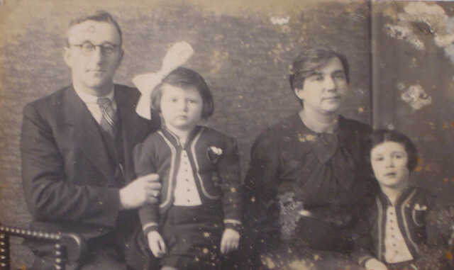 Rosa Jansje (left) and Jansje Mietje Leverpoll with their parents Simon and Jetta Leverpoll-van Tijn