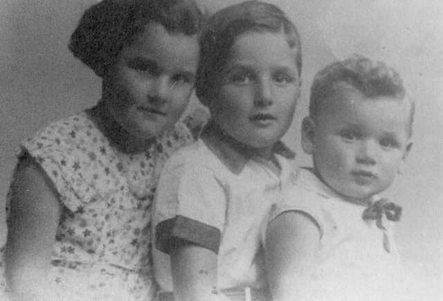 Selma de Levie with her two younger brothers