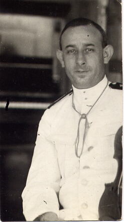 Levie van Straten - in uniform, ca. 45 jaar, met viool.jpg