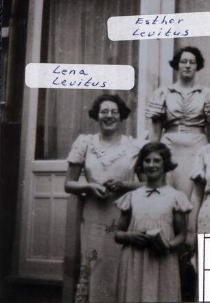 Esther en Lena Levitus