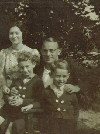 Coenraad (Coentje) (left) and Alfred Lezer with their parents Lion Gerzinus and Henriëtte Lezer-Fischel