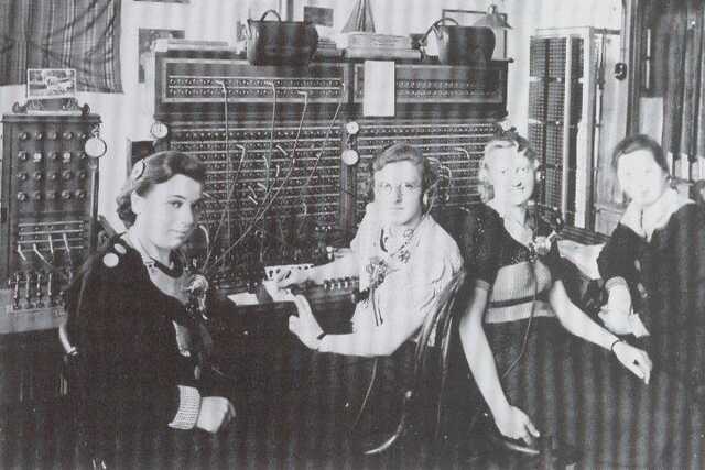 Lieze Windmuller als telefoniste bij de PTT 1934