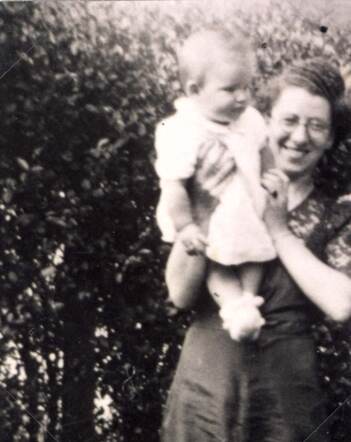 Esther Lijmer with her mother Naatje Lijmer-Roodveldt