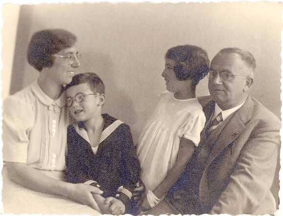 Marion and Edgar Morris Lindenfeld with their parents Armin and Julie Alice Lindenfeld-Oppenheim