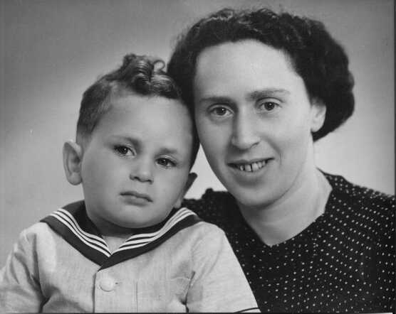 Alexander Joseph Loeza, with his mother Betje Loeza-van der Ster
