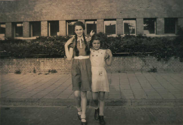 Sara Loonstein met haar oudere zus (die de oorlog overleefde)