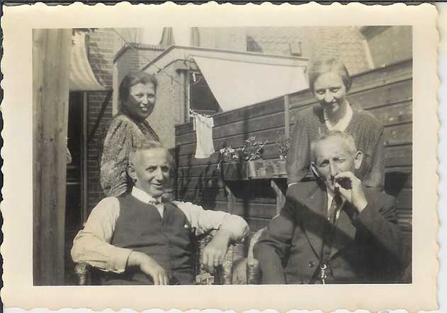 Slagers Löwenhardt en De Leeuw, plm 1940.jpg