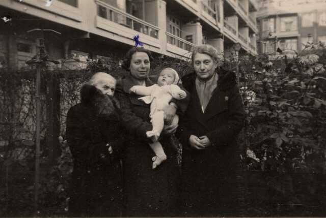 Robert Harry Eugène (Robby) Mandel in the arms of his mother Ilse Johanna Mandel-Lindenbaum