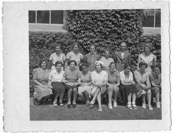 Margaretha (Greet) Markens met andere docenten van de E.J. van Detschool