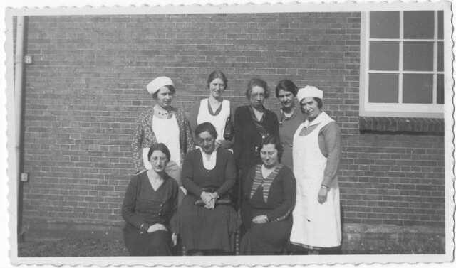 Margaretha (Greet) Markens, rechts, samen met andere docenten van de E.J. van Detschool te Amsterdam