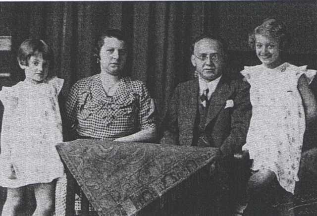 Margaretha Helena (Margreet) Koster met haar ouders Isaäc en Aaltje Koster-Leeuwin en haar zus