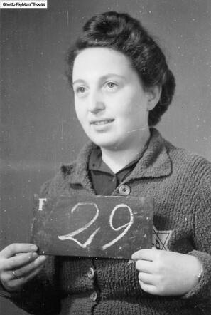 Margot Freimann-Hammelburg, gefotografeerd door Breslauer in kamp Westerbork