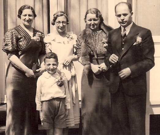 Marianne De Hond-Viool bij het huwelijk van Eliazer (Eli) Viool en Selina (Sientje) Roselaar