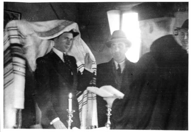 Mark Dassi bij het huwelijk van zijn dochter in Westerbork, 24 april 1941