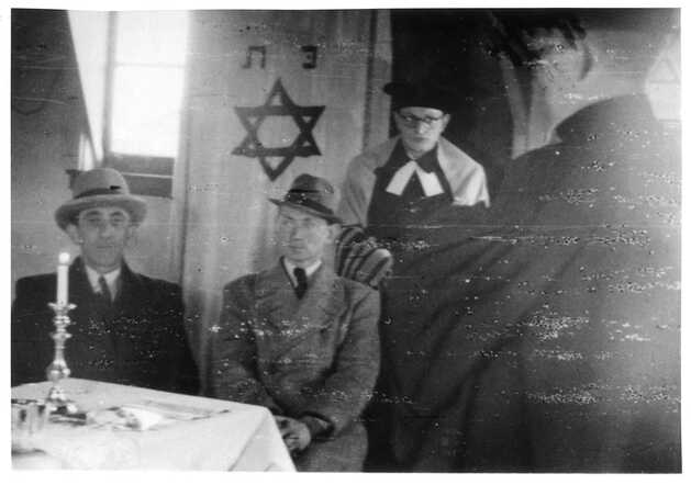 Mark Dassi bij het huwelijk van zijn dochter in Westerbork, 24 april 1941