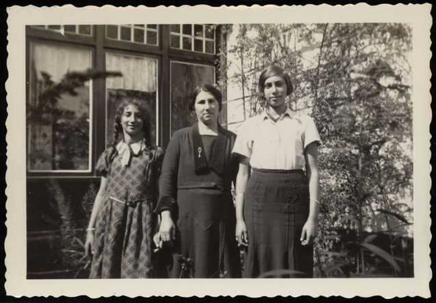 Martha de Lange-Muller met haar 2 dochters, 1934