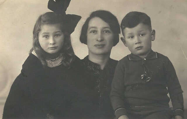 Martha Lazarus-Frank met links Marie Lazarus en rechts Isak Louis Lazarus