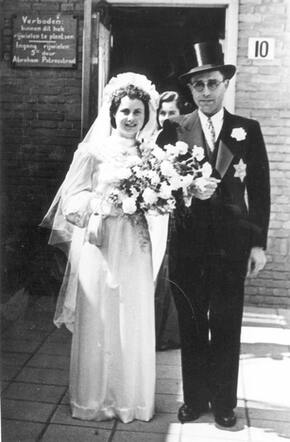 Maurits David Jakobs en Bertha Levi op hun trouwdag, voor de synagoge, zomer 1942