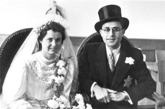 Maurits David Jakobs en Bertha Levi op hun trouwdag, zomer 1942