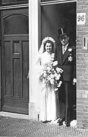 Maurits David Jakobs en Bertha Levi op hun trouwdag voor haar ouderlijk huis aan de Carpentierstraat 96 in Den Haag, zomer 1942