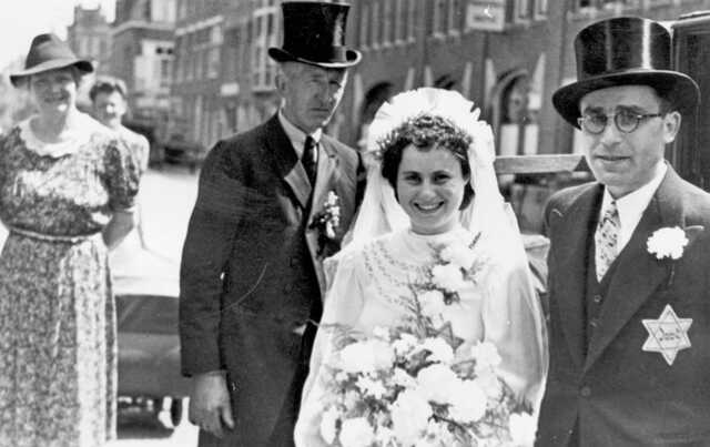 Maurits David Jakobs en Bertha Levi op hun trouwdag, zomer 1942