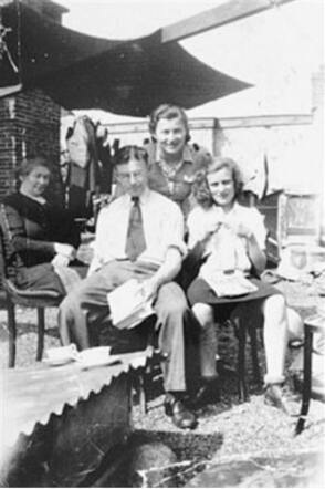 Mozes (Maurits) en Betje (Beppie) Wijnberg-Jakobs met Maurits' zuster en zijn moeder Alida Wijnberg-Nathans